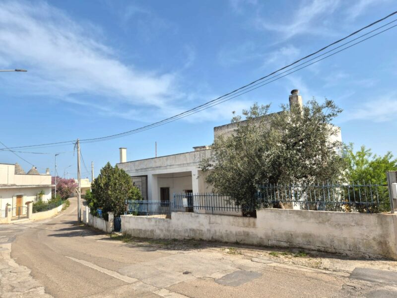 Doppia unità abitativa con locali deposito e terreno