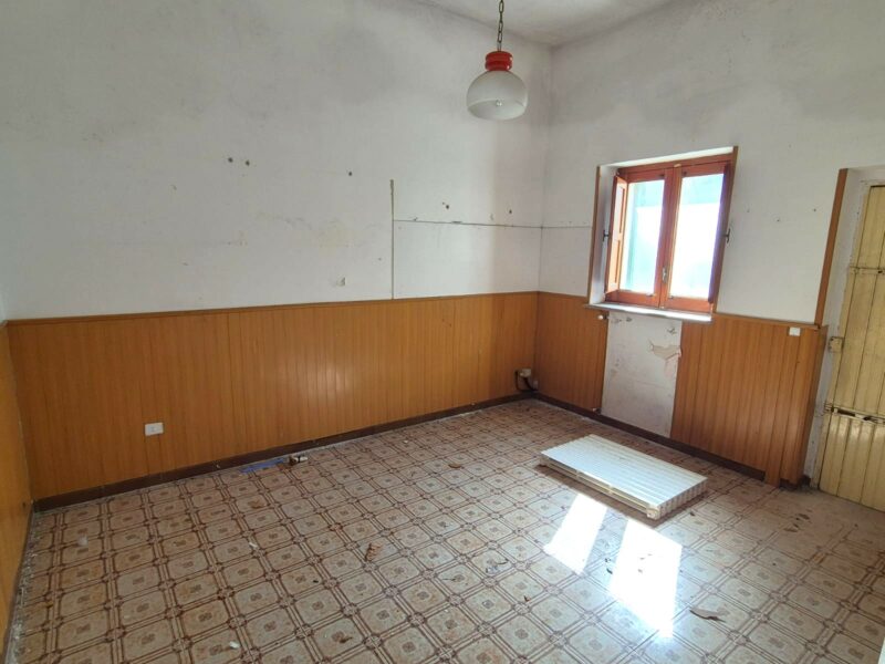 Doppia unità abitativa con locali deposito e terreno