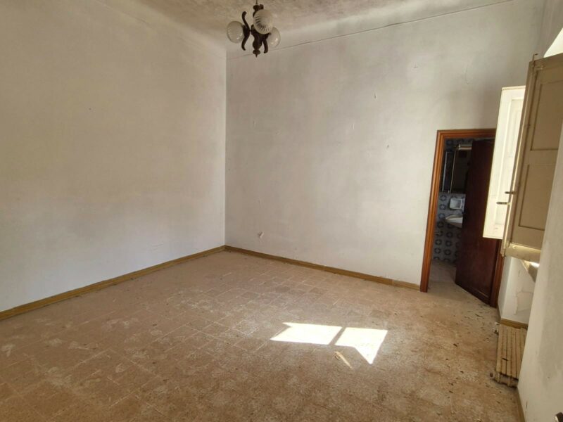 Doppia unità abitativa con locali deposito e terreno