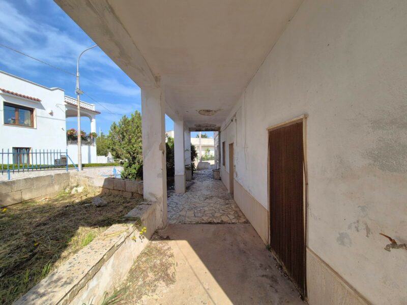 Doppia unità abitativa con locali deposito e terreno