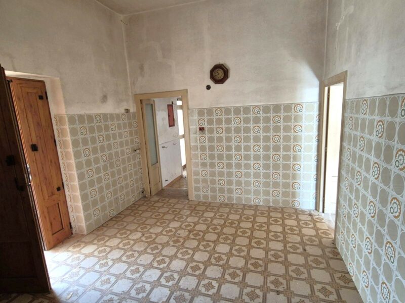 Doppia unità abitativa con locali deposito e terreno