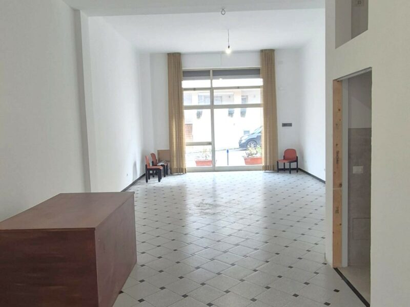 Locale commerciale di 60 mq circa con pertinenza esterna