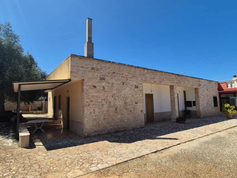 Villetta da rimodernare con terreno di pertinenza di 11.989 mq