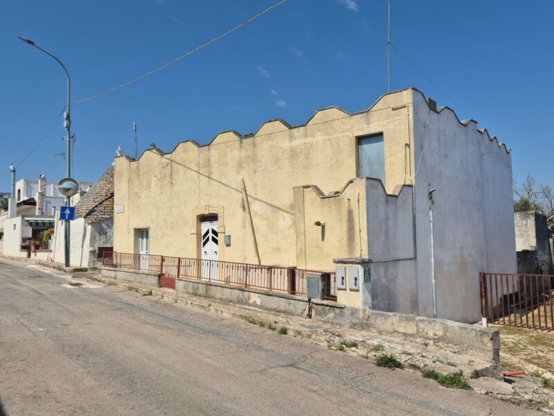 Villetta da ristrutturare in parte in pietra con locali deposito e terreno di pertinenza