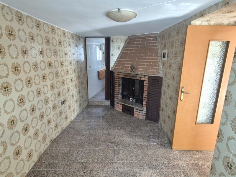 Villetta da ristrutturare in parte in pietra con locali deposito e terreno di pertinenza