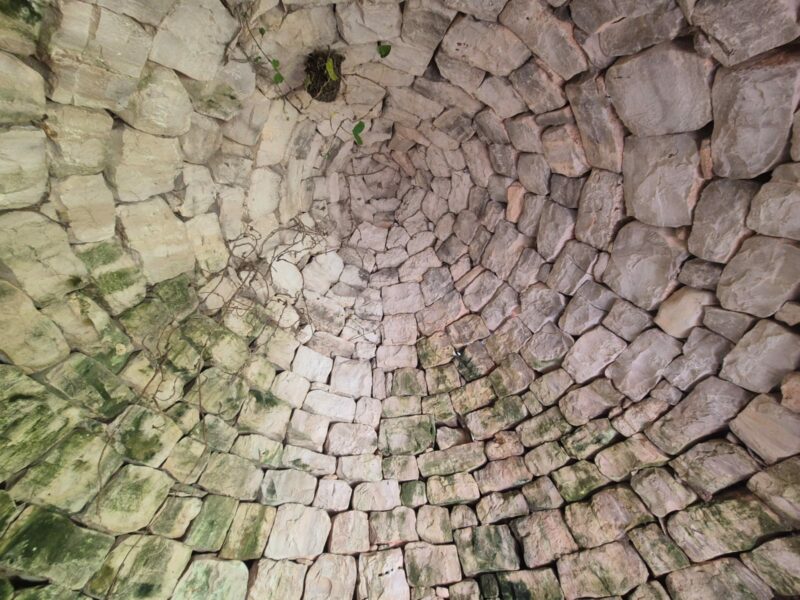 Trullo da ristrutturare con terreno di pertinenza di 7.880 mq