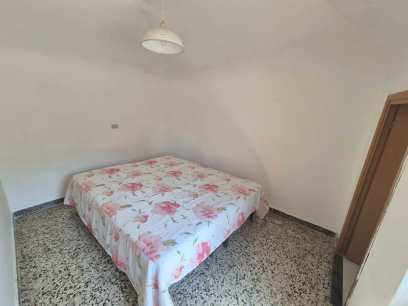 Villetta da ristrutturare in parte in pietra con locali deposito e terreno di pertinenza