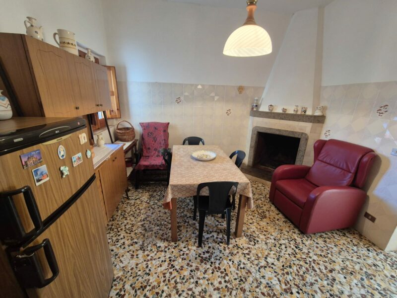 Villetta da rimodernare con terreno di pertinenza di 11.989 mq