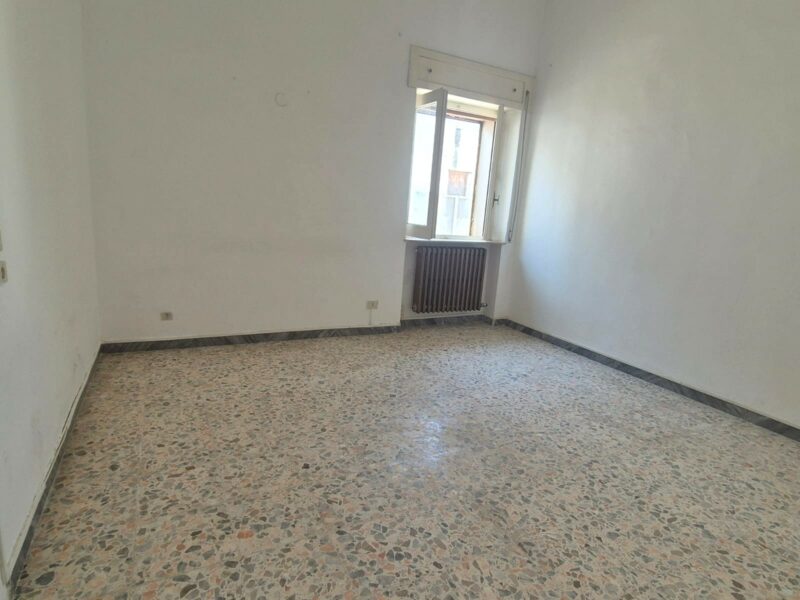 Villetta da ristrutturare in parte in pietra con locali deposito e terreno di pertinenza