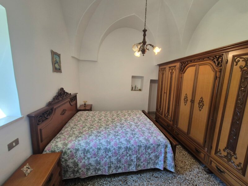 Villetta da rimodernare con terreno di pertinenza di 11.989 mq