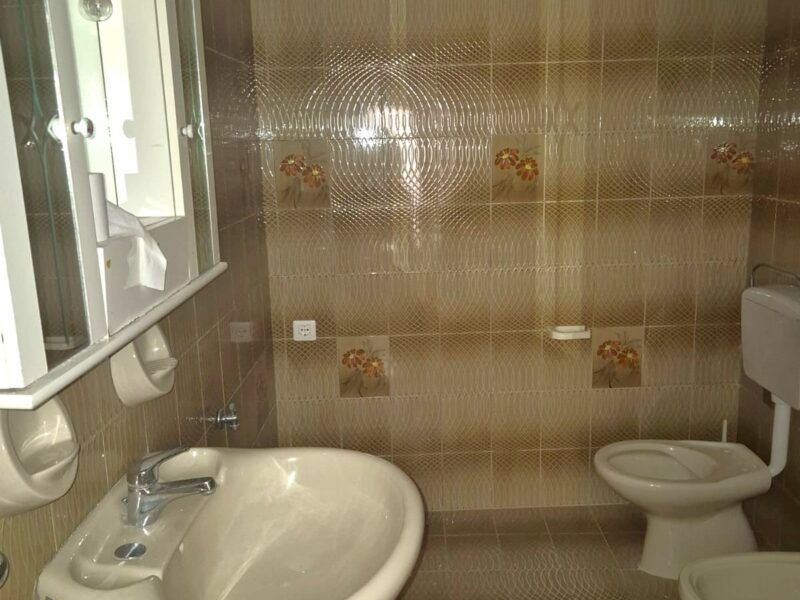 Villetta da ristrutturare in parte in pietra con locali deposito e terreno di pertinenza