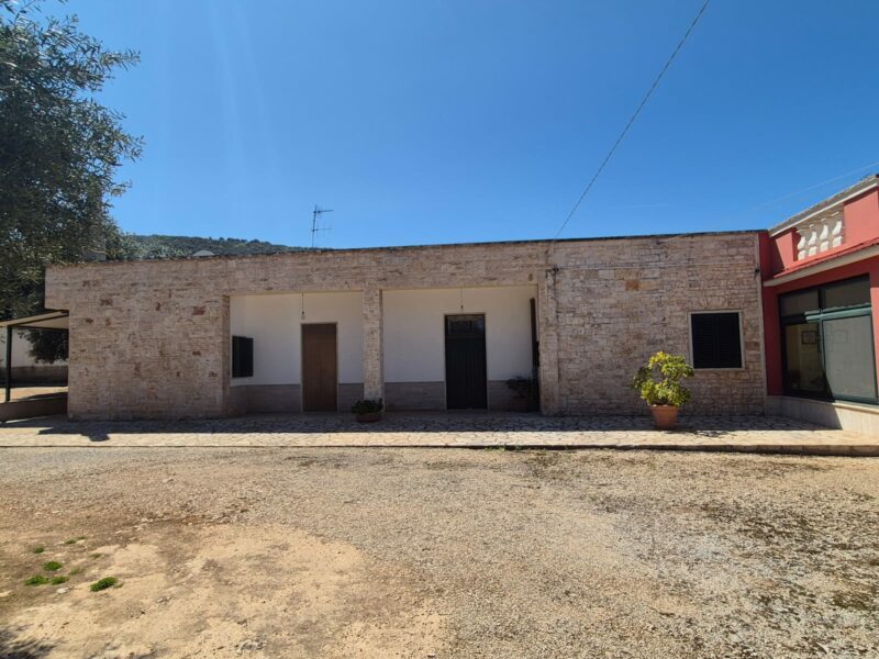 Villetta da rimodernare con terreno di pertinenza di 11.989 mq