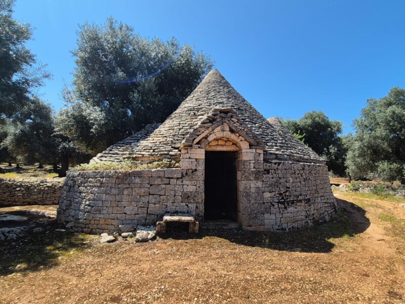 Trulli da ristrutturare con terreno di 9.677 mq