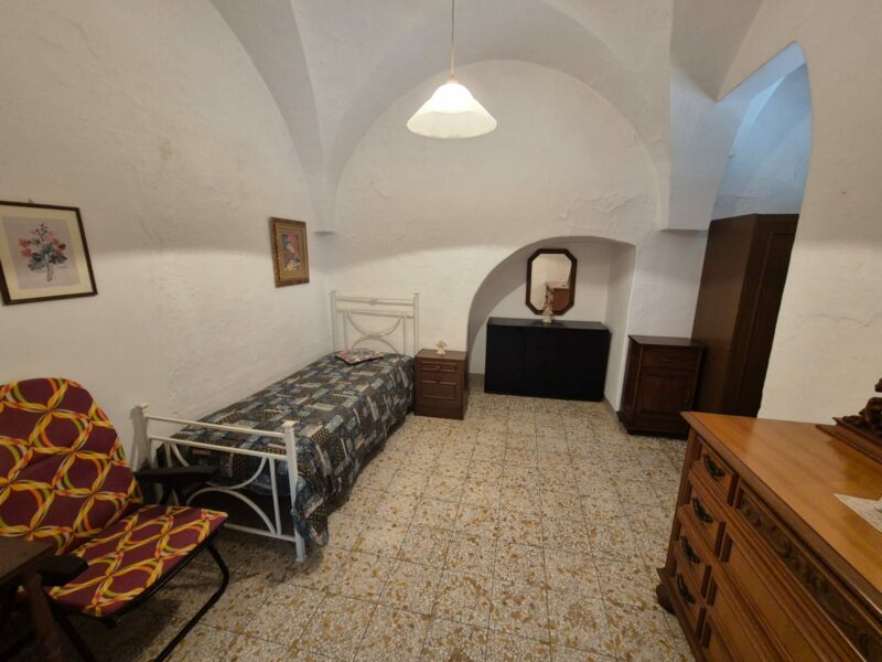 Villetta da rimodernare con terreno di pertinenza di 11.989 mq