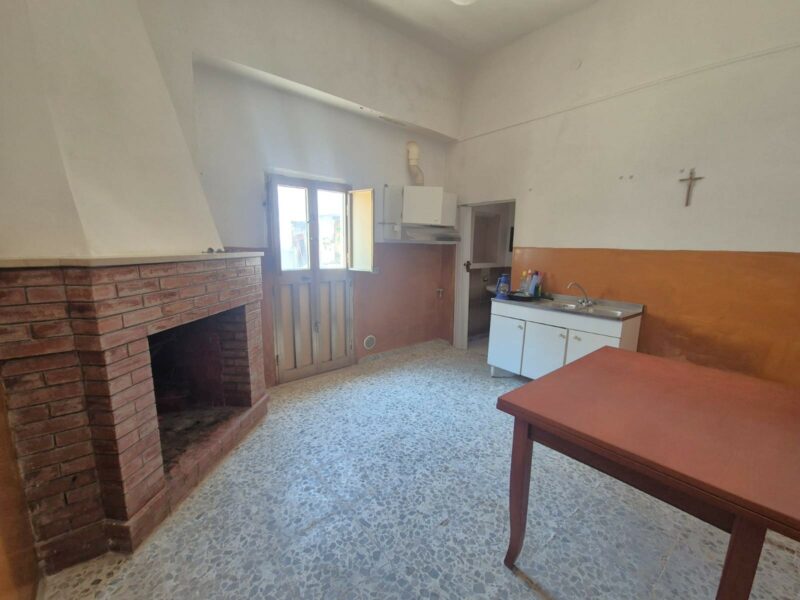 Villetta da ristrutturare in parte in pietra con locali deposito e terreno di pertinenza