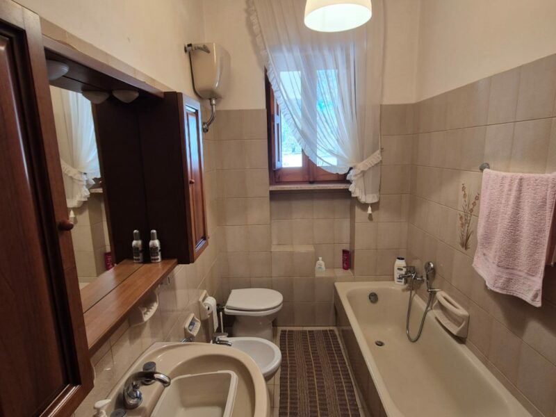 Villetta da rimodernare con terreno di pertinenza di 11.989 mq