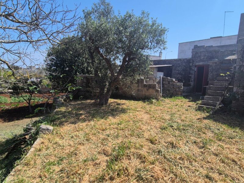 Villetta da ristrutturare in parte in pietra con locali deposito e terreno di pertinenza