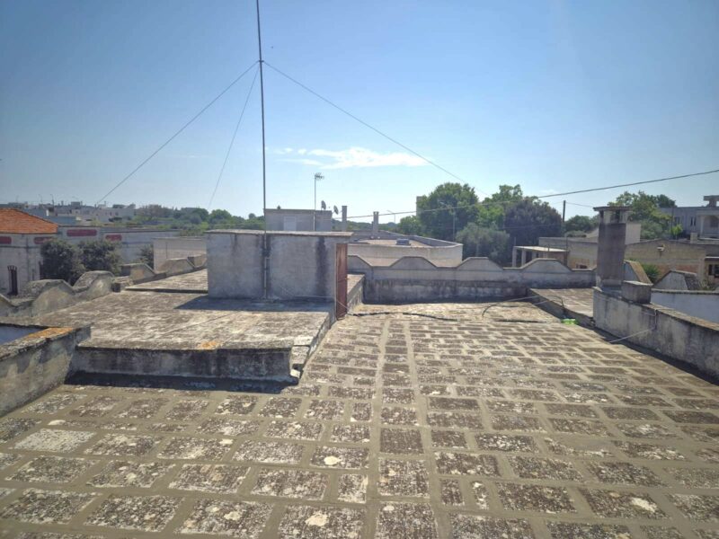 Villetta da ristrutturare in parte in pietra con locali deposito e terreno di pertinenza