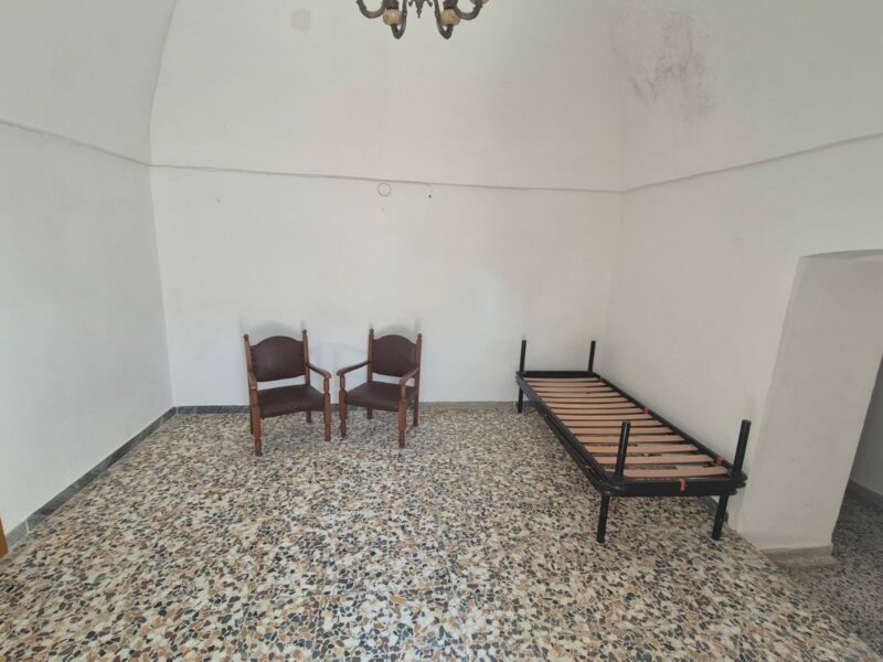 Villetta da ristrutturare in parte in pietra con locali deposito e terreno di pertinenza