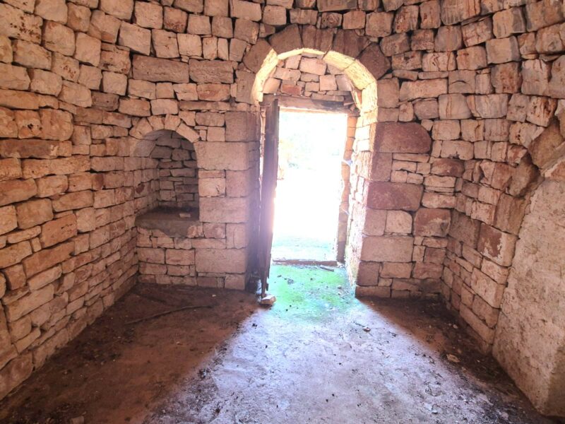 Trulli da ristrutturare con terreno di 9.677 mq
