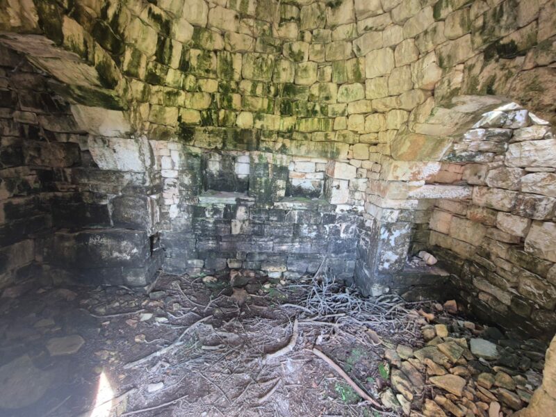 Trullo da ristrutturare con terreno di pertinenza di 7.880 mq