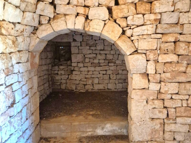 Trulli da ristrutturare con terreno di 9.677 mq