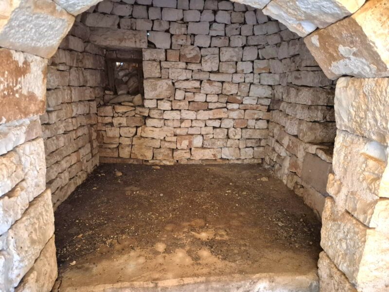 Trulli da ristrutturare con terreno di 9.677 mq