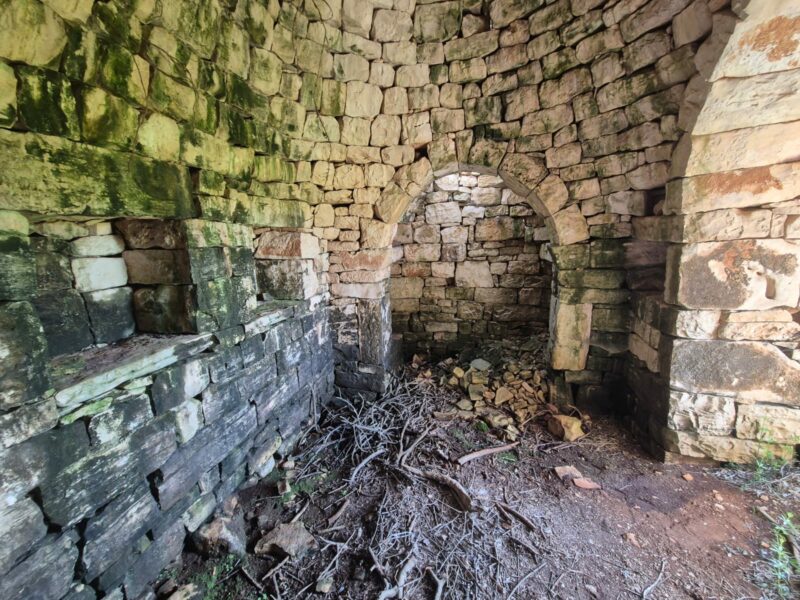 Trullo da ristrutturare con terreno di pertinenza di 7.880 mq
