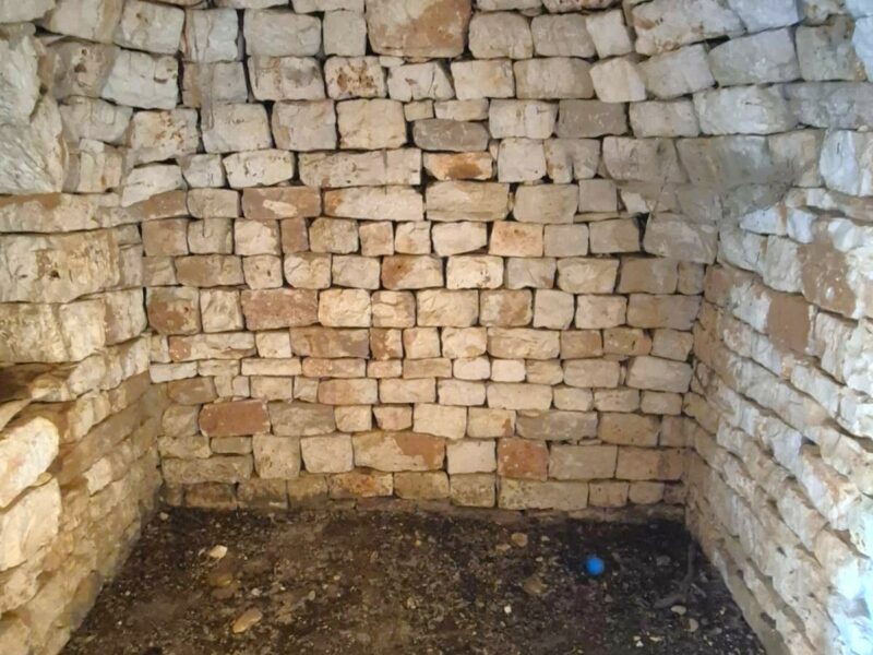 Trulli da ristrutturare con terreno di 9.677 mq